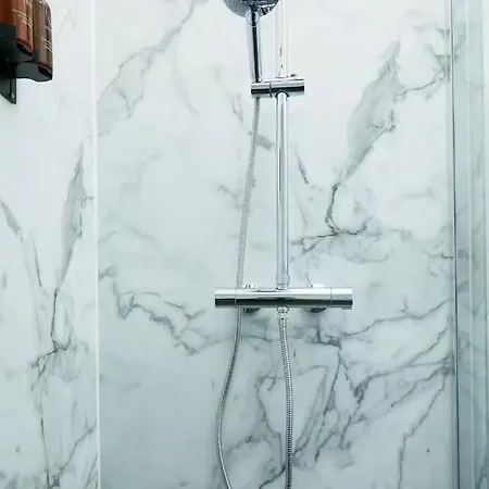 Modern Comfort In A Beautiful Location - No3 Rosedene Mews *