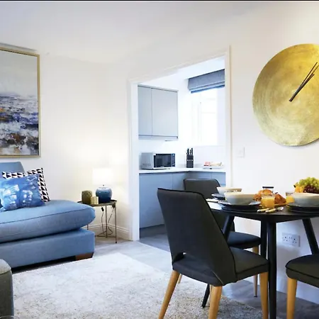 Modern Comfort In A Beautiful Location - No3 Rosedene Mews *